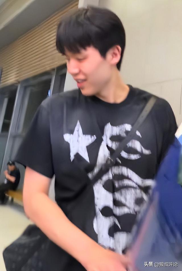 开云体育官网入口网页-回国备战世预赛！杨瀚森深夜落地青岛引关注 接机小球迷获合照留念